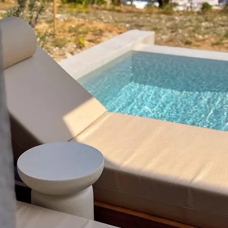 Thea Syros Daire *